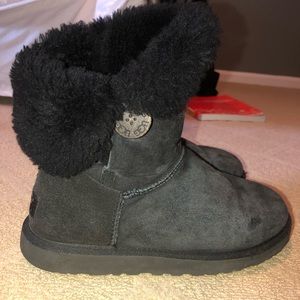 Size Women’s 7 Bailey Button II Ugg Boots, Black